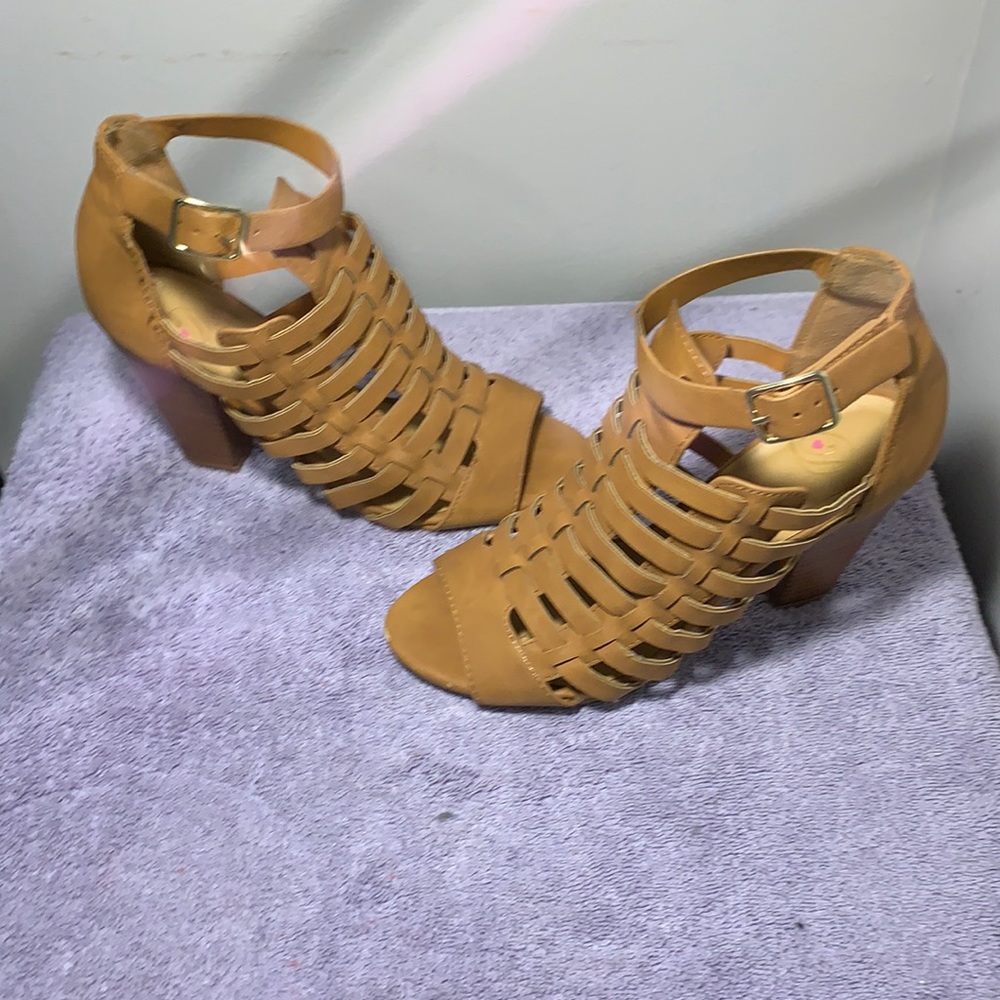Heart in D heels brown/tan size 6